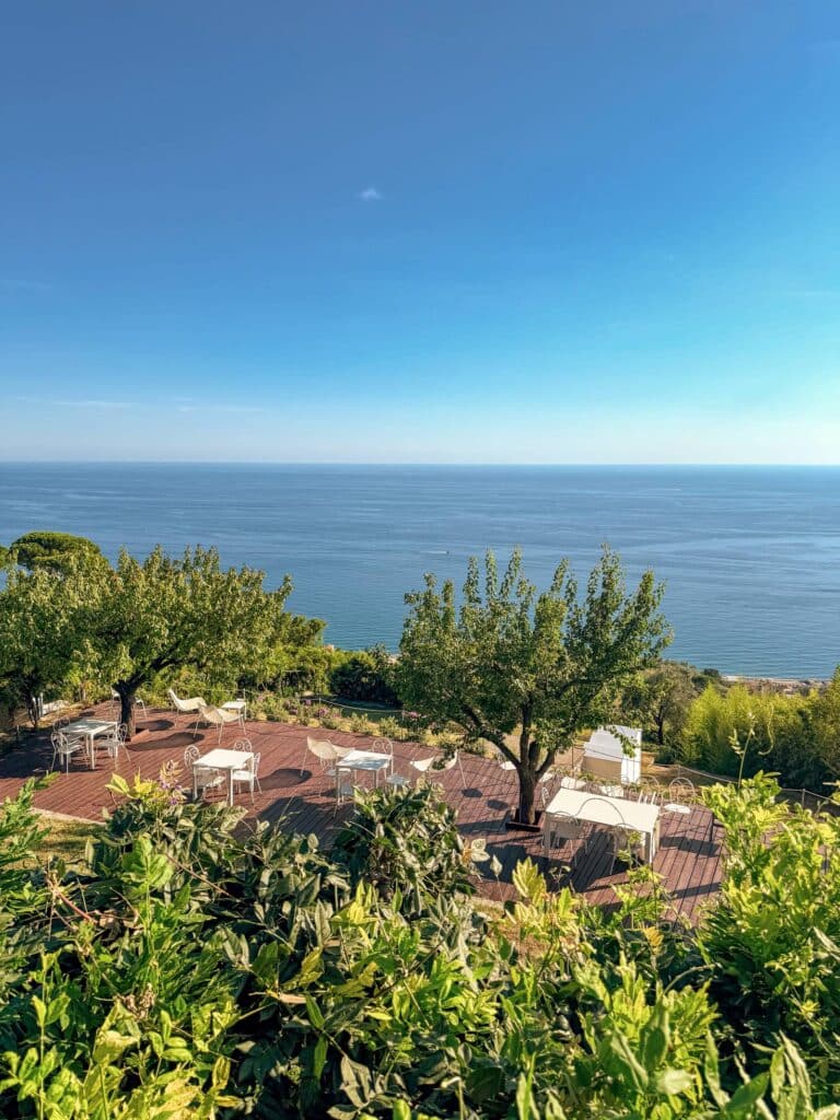 Terrazza con tavoli e vista mare per il light lunch al Sunset Cafe di Villa Riviera Resort tra Portofino e le Cinque Terre